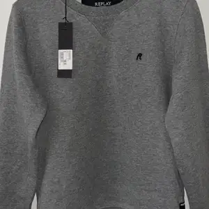 Replay grå tröja storlek S, aldrig använd tidigare pris 799 men säljer den för 200