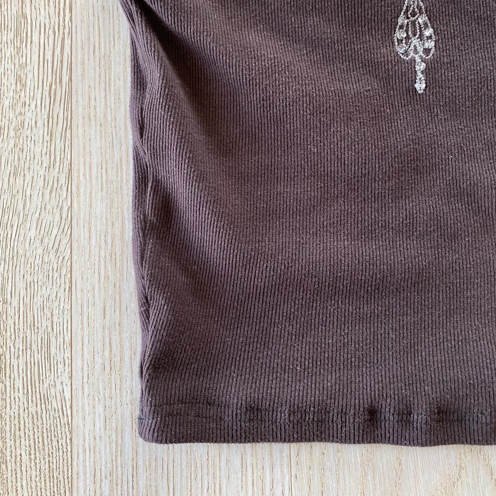 Fint brunt linne som jag köpt second hand och förminskat från M till typ XS/S. Skriv för fler bilder. 🤎. Toppar.