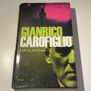 Skälig misstanke av Gianrico Carofiglo☺️ - Skälig misstanke handlar om försvarsadvokaten Guerrieri som möter ett moraliskt dilemma. När Fabio paolicelli hittar 40 kilo kokain i sin bil och blånekar och Guerrieri blir Fabios försvarsadvokat…..🧐