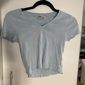 Tröja  - En magtröja som är i en ljusblå nyans 