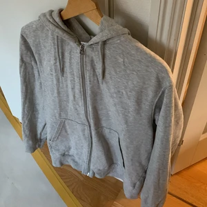 Weekday zip hoodie - Zip hoodie från weekday, strlk small. 