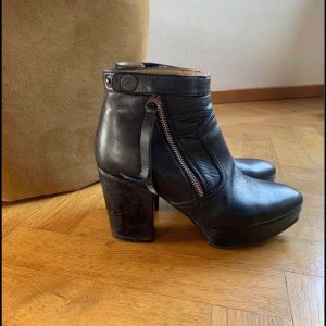 Acne track boots 38 - Säljer mina fina track boots från Acne, storlek 38. Köpta begagnade av mig men passar inte min fot. Ena dragkedjan kärvar och kan behöva bytas hos skomakare. Nypris i butik runt 3600kr.