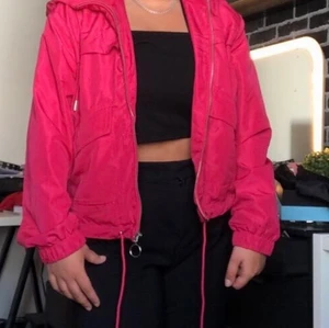 Vår/sommar jacka xs - Säljer denna coola jacka! Den är väldigt tunn så passar perfekt nu på våren eller sommarkväll. 