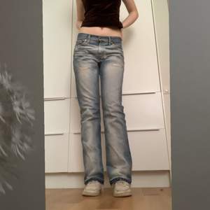 Jeans med blekta detaljer :), köpta second hand men jättebra skick. Från Levis 