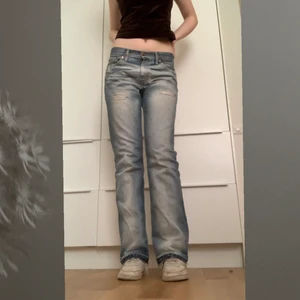 Jeans - Jeans med blekta detaljer :), köpta second hand men jättebra skick. Från Levis 