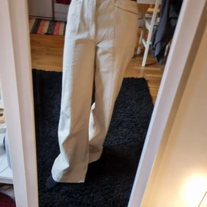 HANNA Vida high waist jeans  - Endast använda en gång. Supersköna!!! Tyvärr är dem lite för långa för mig som är 169 cm. Finns djur i hemmet.
