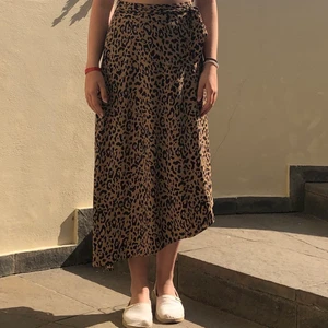 Asymmetrisk kjol - Asymmetrisk kjol med leopardmönster💗 Inga tydliga defekter❤️ Säljer då den blivit för liten