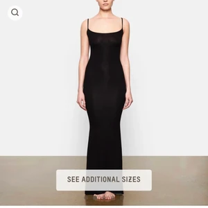 Skims klänning - Söker denna svarta Skims klänningen i M! Hör av dig om du säljer💕💕🙏🏼