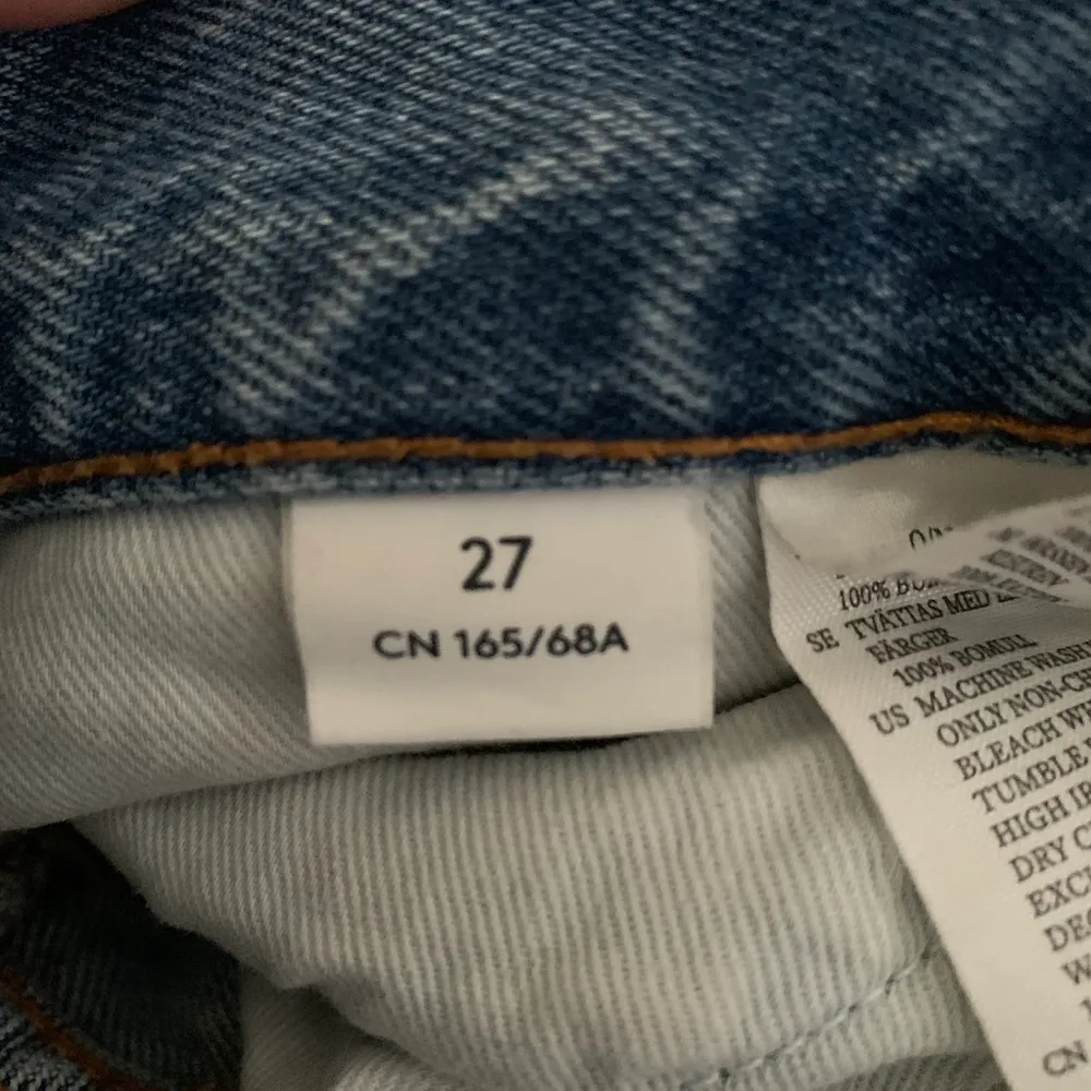Säljer dessa monki jeans i modellen yoko då dem blivit för små. Dem är i storlek 27 💕 nypris 600kr ASOS. Jeans & Byxor.