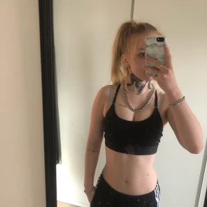 Sport bh - Svart sport bh med fin ”rygg” till. Använd några gånger men inget som syns. Det är även två öppningar på varsin sida på insidan så man kan sätta in inlägg om man skulle vilja det. Det är storlek M på men jag har xs annars och den har passat på mig. Så man kan ha M, S och xs och den passar. Det är töjbart material.