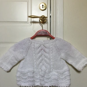 stickad tröja bebis - Vit stickad tröja till bebis st 1/3 månader i något bredare modell. Köparen står för frakt samt köpt ät köpt. Hör av dig om du har frågor eller vill ha mer närbilder. 