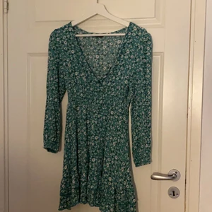 Sommarklänning - Grön blommig sommarklänning som är superfin när man är lite brun💕