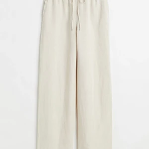 Linnebyxor - Helt nya linnebyxor från HM i storlek M. Slutsålda i alla storlekar på hemsidan. Endast testade och prislappen sitter kvar. För små för mig som vanligtvis har M så det skulle passa en S eller XS om man vill ha de lite mer oversized. Köparen står för frakt. 