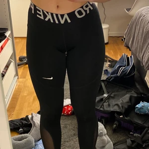 nike träningstights - fina nike pro träningstights, använda men inget fel på de i väldigt fint skick!💗