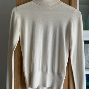 Polo tröja - Len polotröja i créme vit färg. Har ett hål vid kragens änd på baksidan, syns knappt. Sänker priset pga hålet. Storlek M. Köpare står för frakt. Ställ gärna frågor eller om ni är intresserade av att köpa!