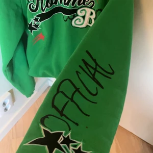 Homme B hoodie - Grön Homme B hoodie köpt för några månader sen, använt några få gånger. 