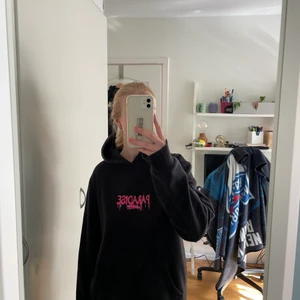 Cool Hoodie  - Säljer min as coola hoodie som jag inte använder längre eftersom det inte är min stil längre. Passar s men även m skulle jag säga.