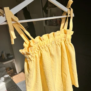 Sommar topp  - Gul sommartopp från h&m devided. Använd ett fåtal gånger. Passar mig som normalt är M i toppar så storleken är mellan xs-m enligt mig! Frakt tillkommer☺️