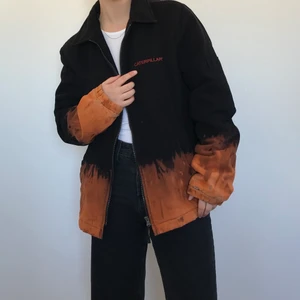 Carterpillar Oversized Jacka - Caterpillar jacka i svart och orange. Sliten i ärmarna men bra skick annars. Storlek Medium. Jag är 165 cm