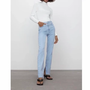 ZARA JEANS: HIGH RISE SLIM FLARE strl 36 - Supersnygga jeans från Zara i storlek 36. Använda 1 gång. Passar mig som är 170 cm. Har slits och är slitna längst ner (se bild 2). De är lite stora i storlek så har därför satt ditt en egen knapp (se bild 3) som går att ta bort om man inte vill ha den.