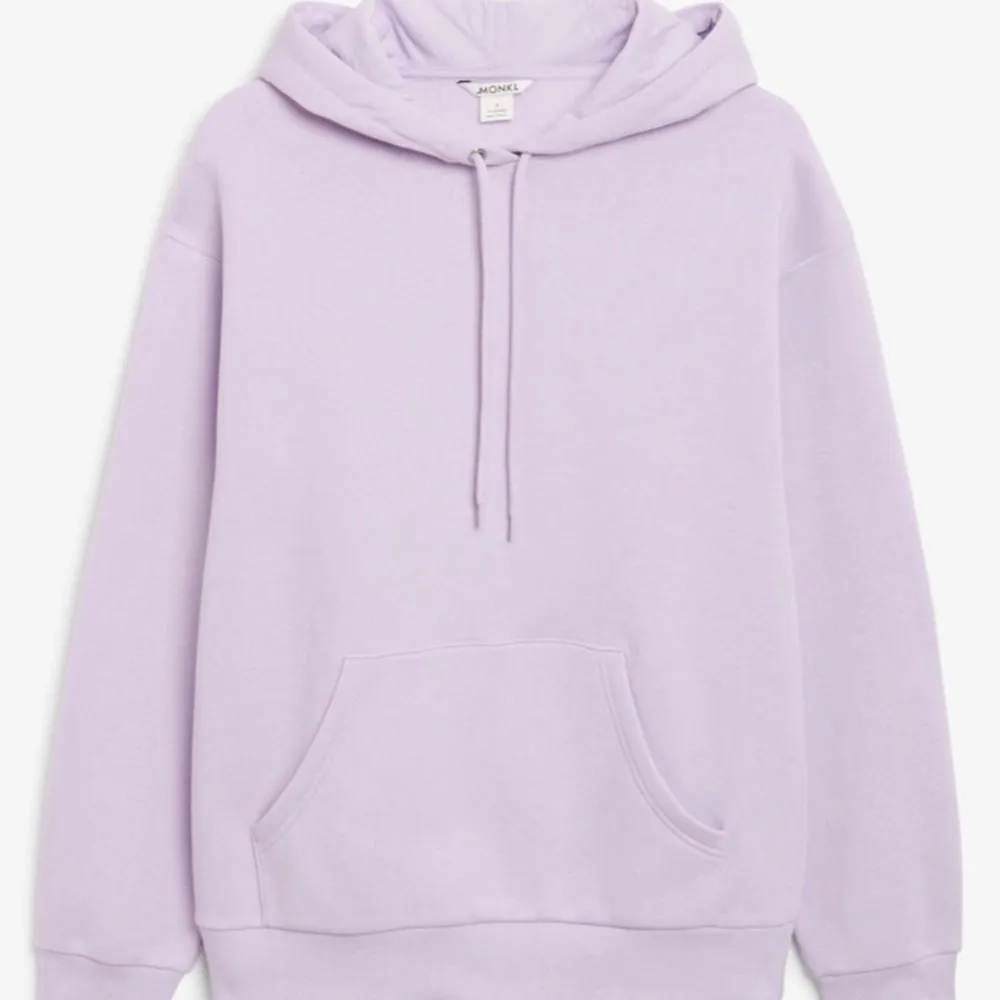 Säljer min lila hoodie från Monki! Den är använd ett fåtal gånger och är i bra skick. Skulle säga att den är lite oversized. Frakt tillkommer🥰. Tröjor & Koftor.