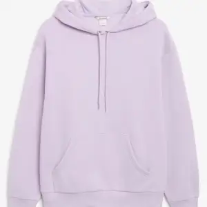 Säljer min lila hoodie från Monki! Den är använd ett fåtal gånger och är i bra skick. Skulle säga att den är lite oversized. Frakt tillkommer🥰