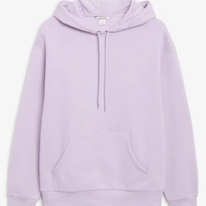 Lila hoodie - Säljer min lila hoodie från Monki! Den är använd ett fåtal gånger och är i bra skick. Skulle säga att den är lite oversized. Frakt tillkommer🥰