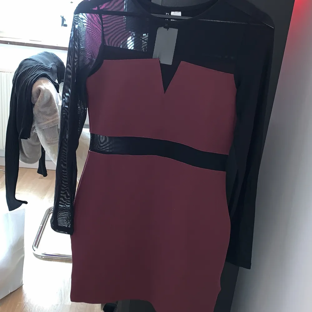 Helt oanvänd klänning från H&M. Prislappen finns kvar, köpte den för 149 kronor. . Klänningar.