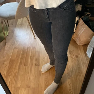 Mörkgråa jeans - Mörkgråa jeans låg midjade , storlek 38 . Väl använda men fint skick