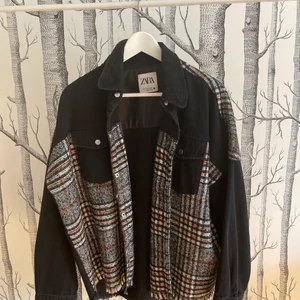 Jeansjacka från Zara - Svart jeansjacka från Zara med stickade detaljer. Storlek M. Bra skick.