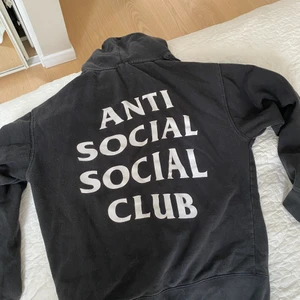 Anti social social club - Säljer denna väl använda hoodie från anti social social club. Unisex storlek s/m