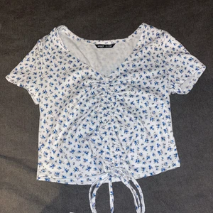 Topp - En gullig och fin sommar topp från shein. Aldrig använd. Säljer pga av att den inte kommer till användning. Storlek M men skulle passa en S/XS oxå. Pris: 40kr