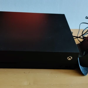 Xbox One x 2 kontroller, laddstation - Xbox One x 2 kontroller laddstation hyperX med två batterier,  samt gummi skydd till kontrollerna även pass till joysticis medföljer, strömkabel, har kvitto är kvar och kartongen.   Jag har bytt ut HDD till en SSD 1TB FÖR Snabbare loading screen osv samt boxen låter inte ett dugg har rengjort den bytt kylpasta gummi pads och rensat den på de lilla damm den hade.  Jag är väldigt pedant med lika grejer så det är i riktig bra skick. Säkert glömt nåt släng i väg ett pm om ni undrar nåt.   Kan tänka 