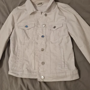 Vit jeansjacka - Vit jeansjacka från vetomoda, okej skick. Storlek s