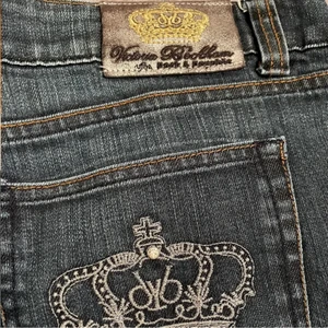 Victoria Beckham jeans  - Jeans köpa på plick. Innerbenslängd är 73 cm