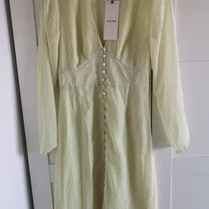 Adoore  - Säljer denna fina klänning som aldrig är använd. Storlek s och köpare står för frakt 