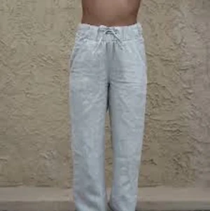 A-dsgn linnebyxor storlek M - Säljer mina beiga linnebyxor från A-dsgn i storlek M. Knappt använda!