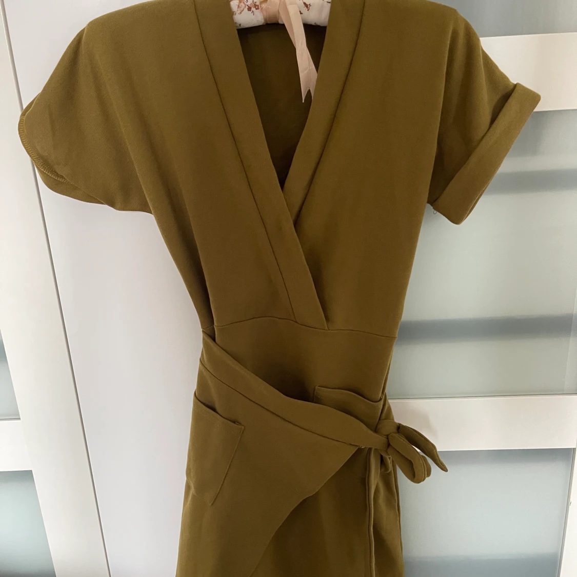 Olivgrön miniklänning från Bohoo - 90