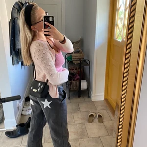Stjärn jeans - Säljer dessa asballa unika jeansen! Jag har målat stjärnan och blixten med en färg som står att den ska va vattentät och tålas på kläder men har inte provat att tvätta dom än💖 Jättejättefina mid rise och passar mig som har 38!❤️‍🔥