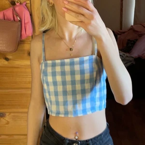 Topp  - En söt blå  rutig topp som aldrig är använd💕 frakt tillkommer 