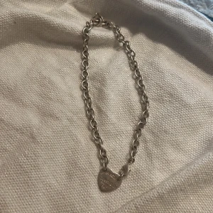 Tiffany & Co - Säljer mitt Tiffany & Co halsband. Det är använt men i väldigt bra skick. Pris kan diskuteras. Nypris ligger runt 7000-9000