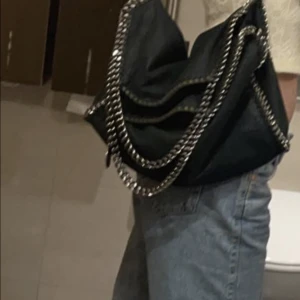 Stella McCartney väska  - Hej! Säljer denna super snygga Stella väskan i grön. Den är i bra skick inget kvitto finns kvar evt dust bag finns kvar