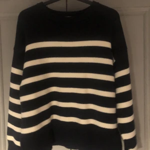 stickad tröja från Zara - Säljer denna randiga stickade tröja från zara. Köpt för ett år sedan men använd Max 4 gånger.  Den har en fin slits på sidan och har inga täcken på användning. Skriv vid frågor och intresse!💕