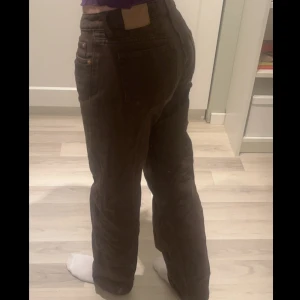 Lågmidjade jeans - Bruna lågmidjade Arrow jeans från weekday. Kostar 590kr i butik. De är i väldigt bra skick eftersom de endast är använda 2-3 ggr. Pris kan diskuteras. Skriv till mig om ni vill ha fler bilder.