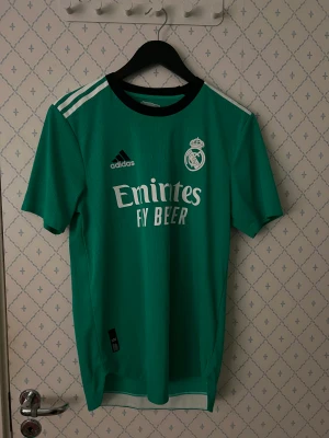REAL MADRID MATCHTRÖJA  - Storlek S Fint skick, som ny. Från förra säsongen. Äkta (qr kod finns) Köpt för 1399kr