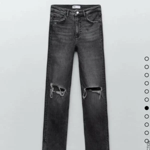 Zara gråa jeans med slitningar - Supersnygga gråa jeans från zara med slitningar. Knappt använda alls. Delar upp sig vid foten. Sitter supersnyggt. Har bootcut. Bilder är lånade. 
