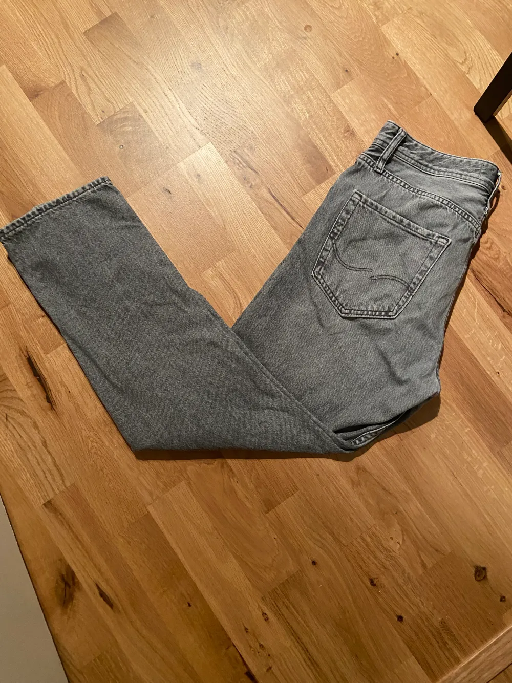Gråa jeans från Jack & Jones! Säljer då jag har tröttnat på dom. Skick 8/10. Jeans & Byxor.