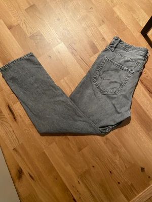 Grå Jeans Jack & Jones - Gråa jeans från Jack & Jones! Säljer då jag har tröttnat på dom. Skick 8/10