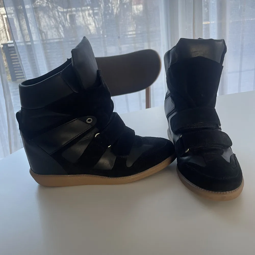 Isabel Marant liknande skor. Säljer då de inte kommer till användning. Väldigt lika originalet. 🖤Buda med minst 20 kr mellan varje. 🖤Köpes direkt för 600 kr. . Skor.