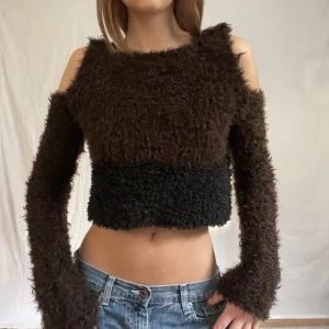 Fluffig brun tröja - Fluffig brun croppad tröja med hål vid axlarna, saknar märke stl s
